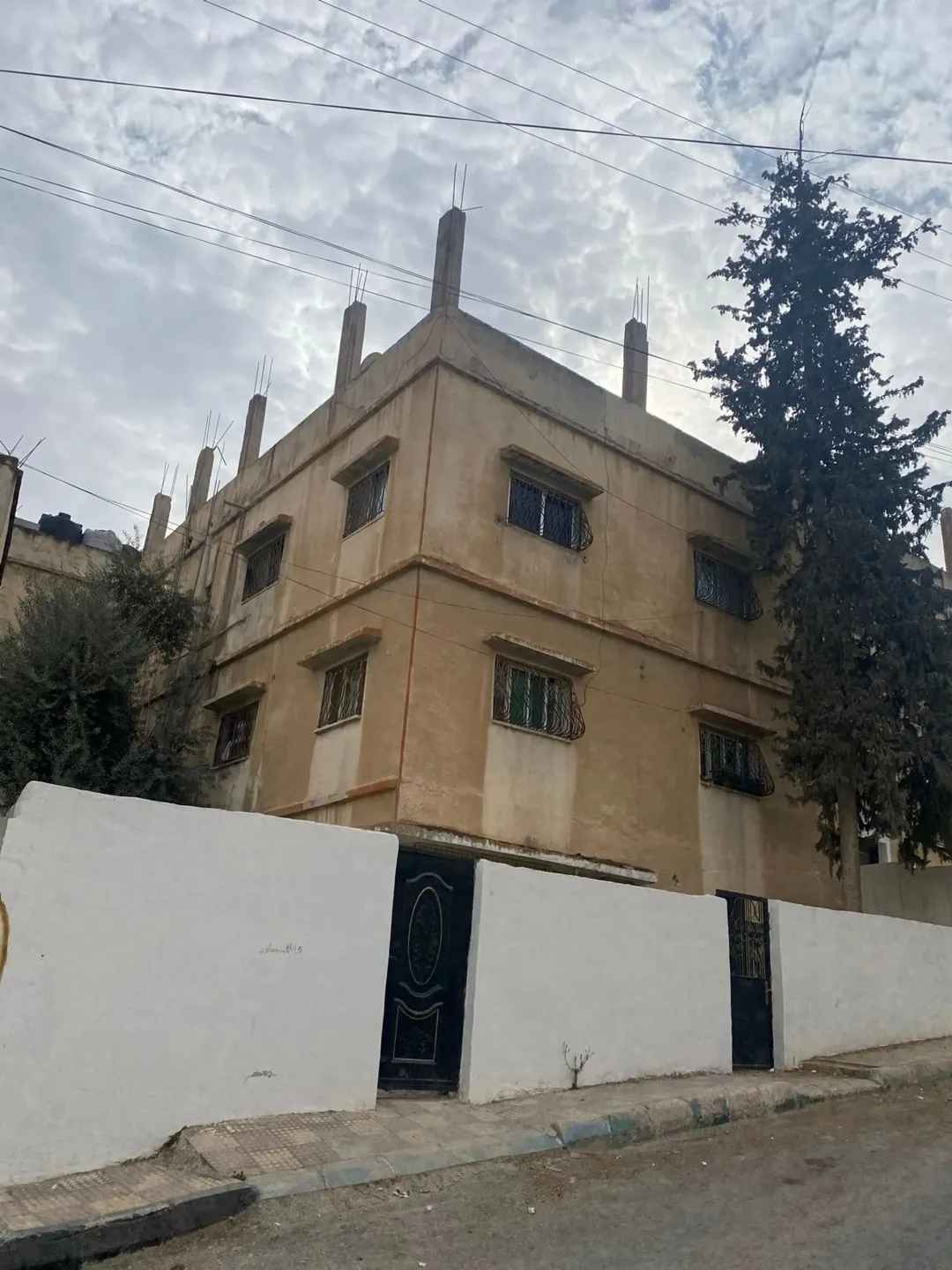 عمارة سكنية للبيع في ماركا حي حمزة – 6 شقق – أرض 493م – بناء 568م