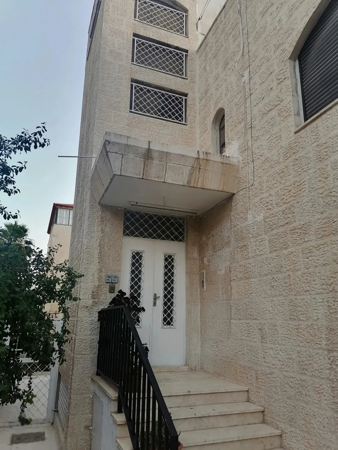 فيلا واسعة للبيع في منطقة الجاردنز – عمان