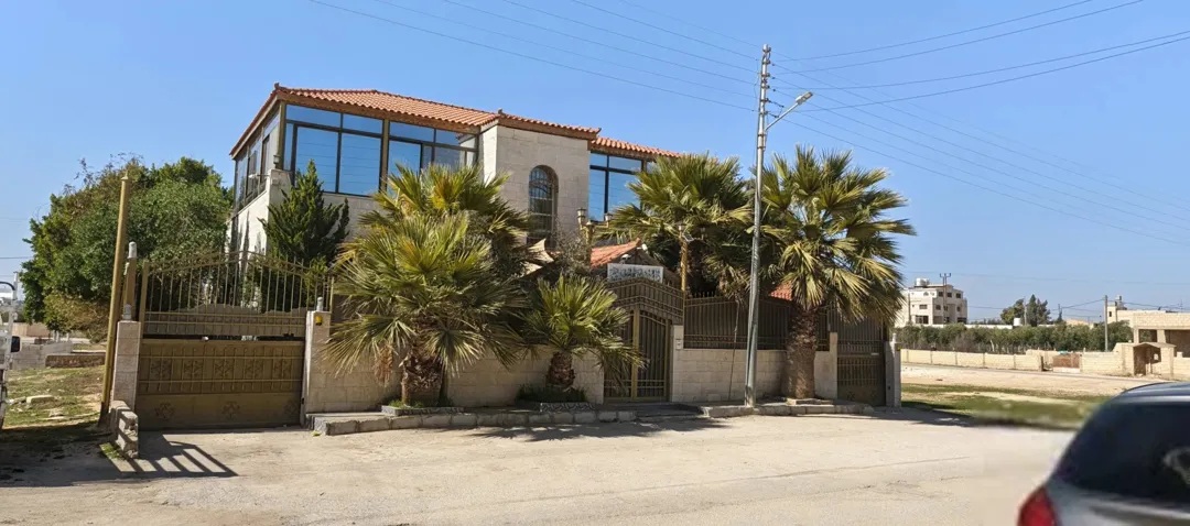 بيت مستقل فاخر للبيع موقع متميز