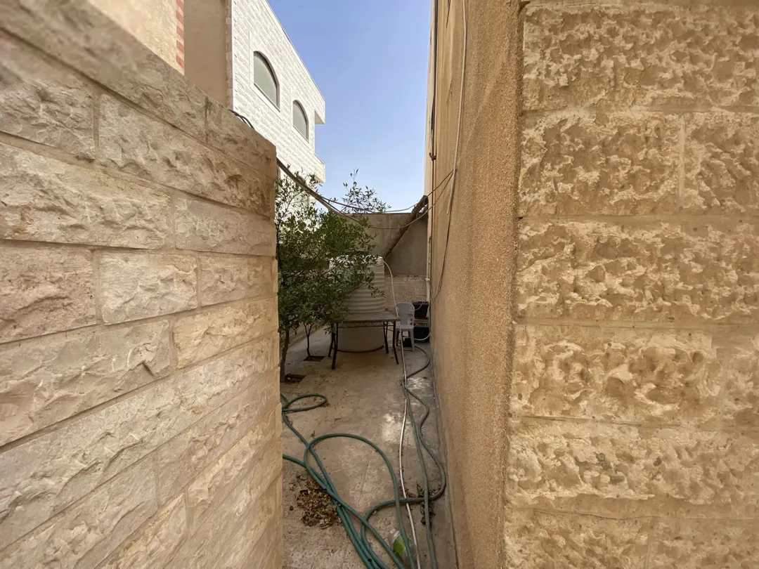 منزل مستقل عبارة عن طابقين ( شقتين ) مع ترخيص بناء طابقين . أبو نصير الاسكان الجديد قرب مركز الامن