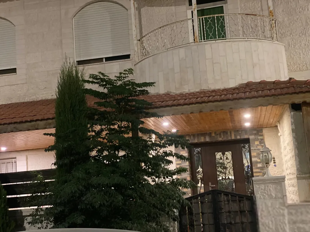 منزل مستقل عبارة عن طابقين ( شقتين ) مع ترخيص بناء طابقين . أبو نصير الاسكان الجديد قرب مركز الامن