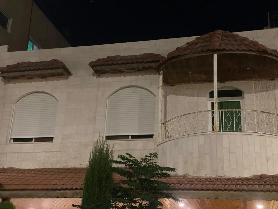 منزل مستقل عبارة عن طابقين ( شقتين ) مع ترخيص بناء طابقين . أبو نصير الاسكان الجديد قرب مركز الامن