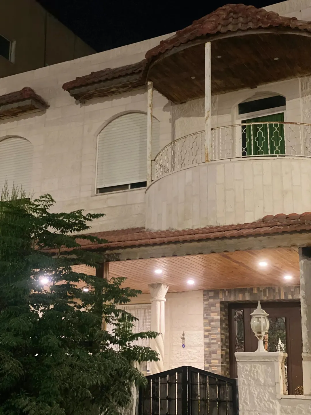 منزل مستقل عبارة عن طابقين ( شقتين ) مع ترخيص بناء طابقين . أبو نصير الاسكان الجديد قرب مركز الامن