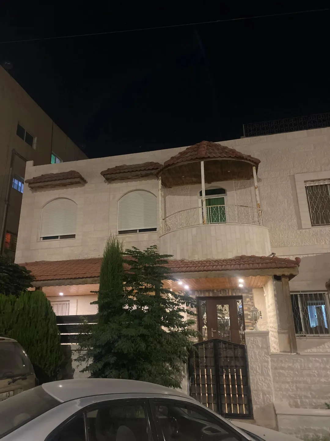 منزل مستقل عبارة عن طابقين ( شقتين ) مع ترخيص بناء طابقين . أبو نصير الاسكان الجديد قرب مركز الامن