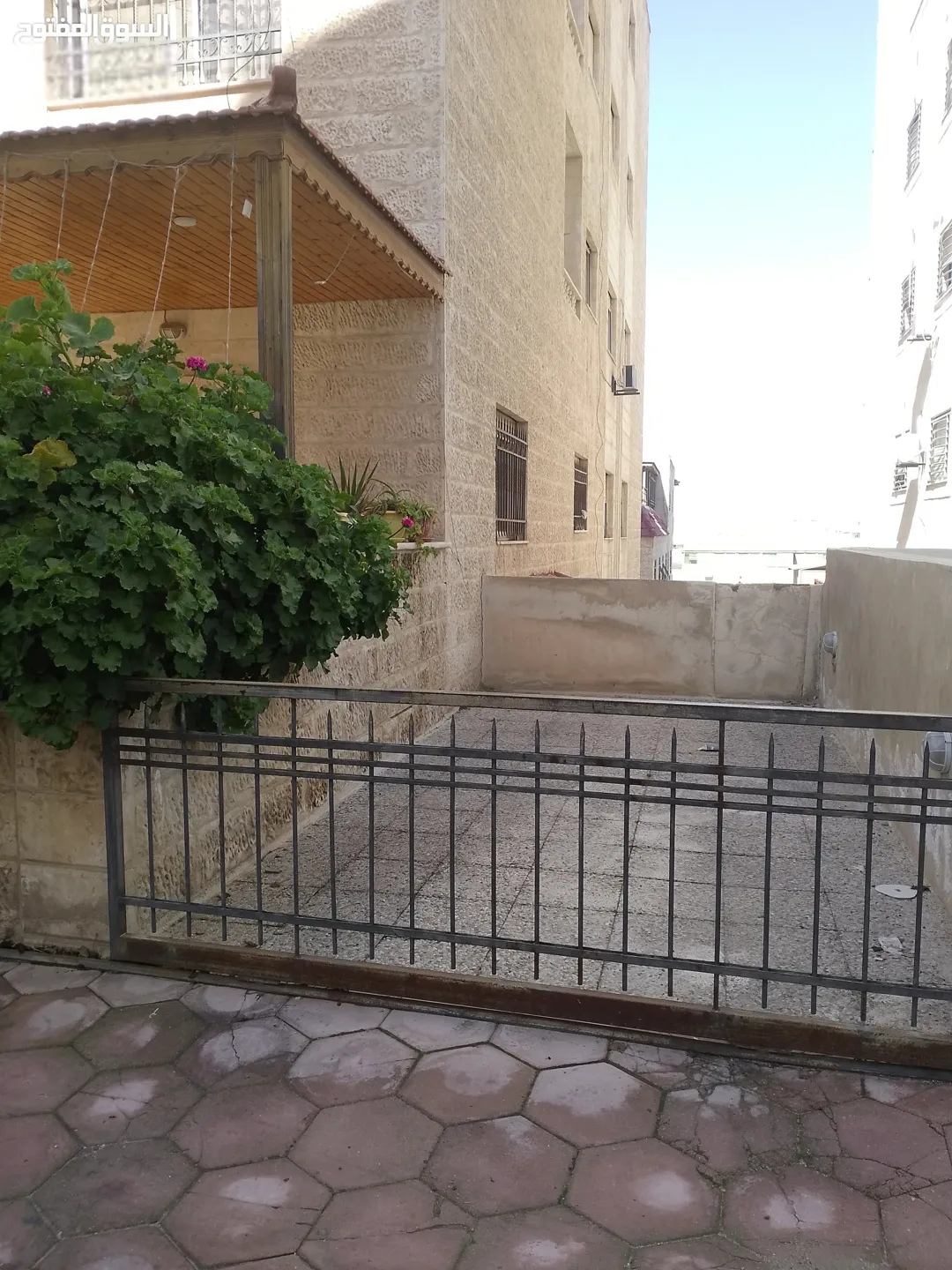 شقة أرضية فاخرة في الياسمين مع ترس وكراج خاص ومخزن