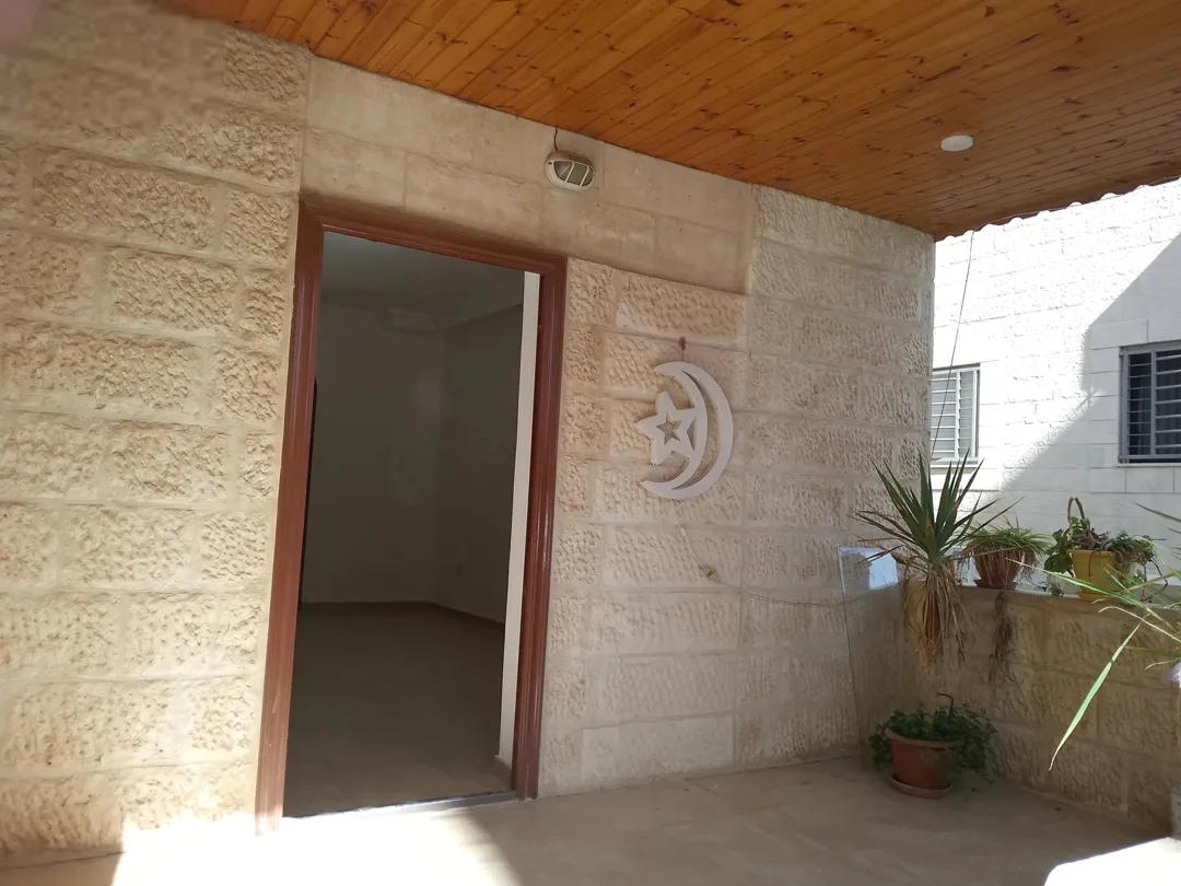 شقة أرضية فاخرة في الياسمين مع ترس وكراج خاص ومخزن