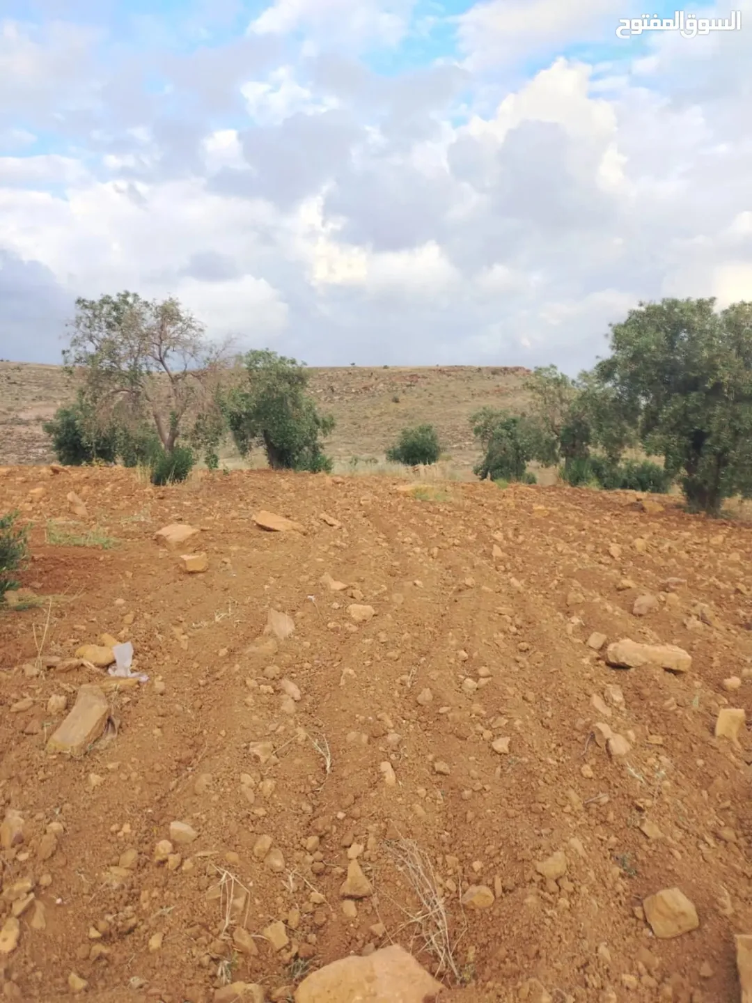أرض مميزة بإطلالة ساحرة نحو السلط
