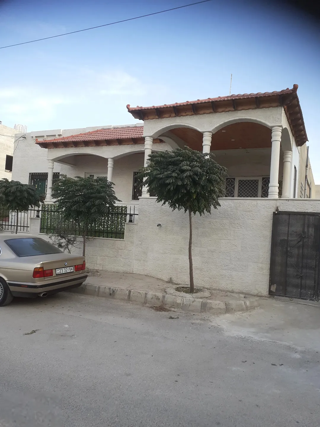 بناية مكونة من تسوية عظم وطابق اول شقتين منفصلات وسطح 300 م حي المقري قرب مطاعم السنبلة