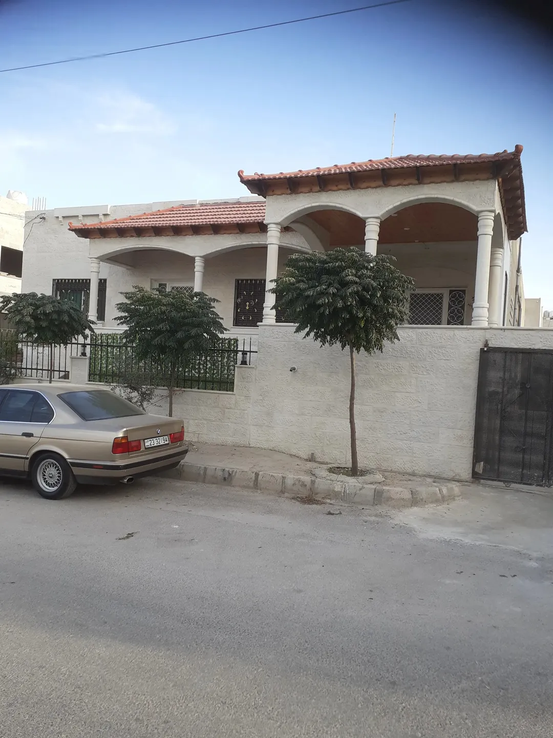 بناية مكونة من تسوية عظم وطابق اول شقتين منفصلات وسطح 300 م حي المقري قرب مطاعم السنبلة — صورة 2