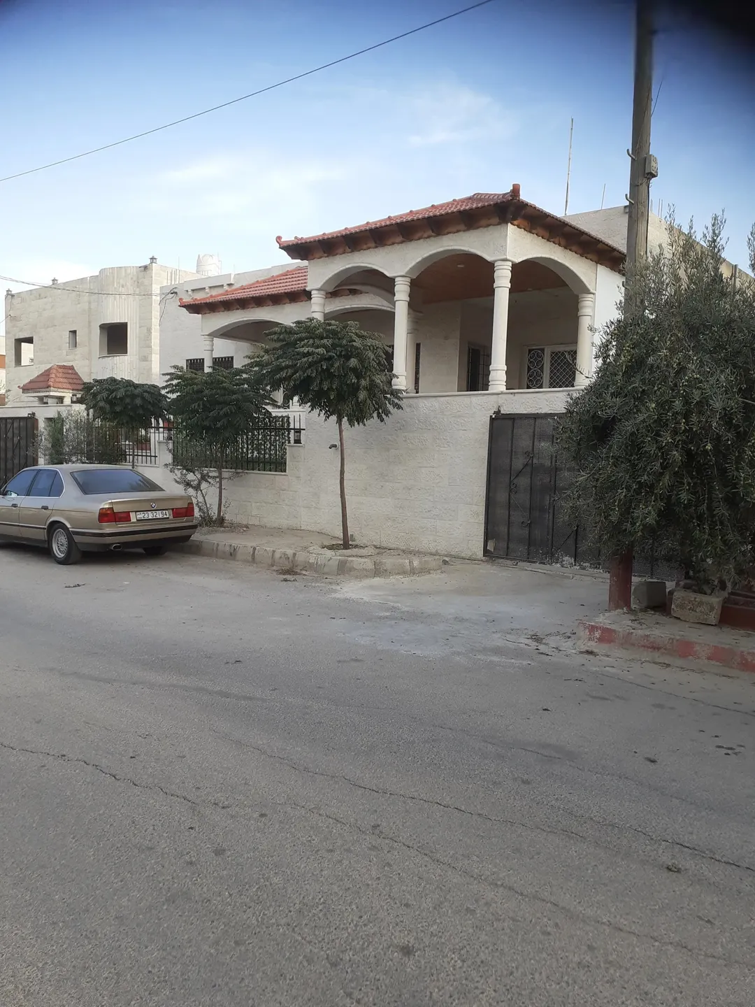 بناية مكونة من تسوية عظم وطابق اول شقتين منفصلات وسطح 300 م حي المقري قرب مطاعم السنبلة