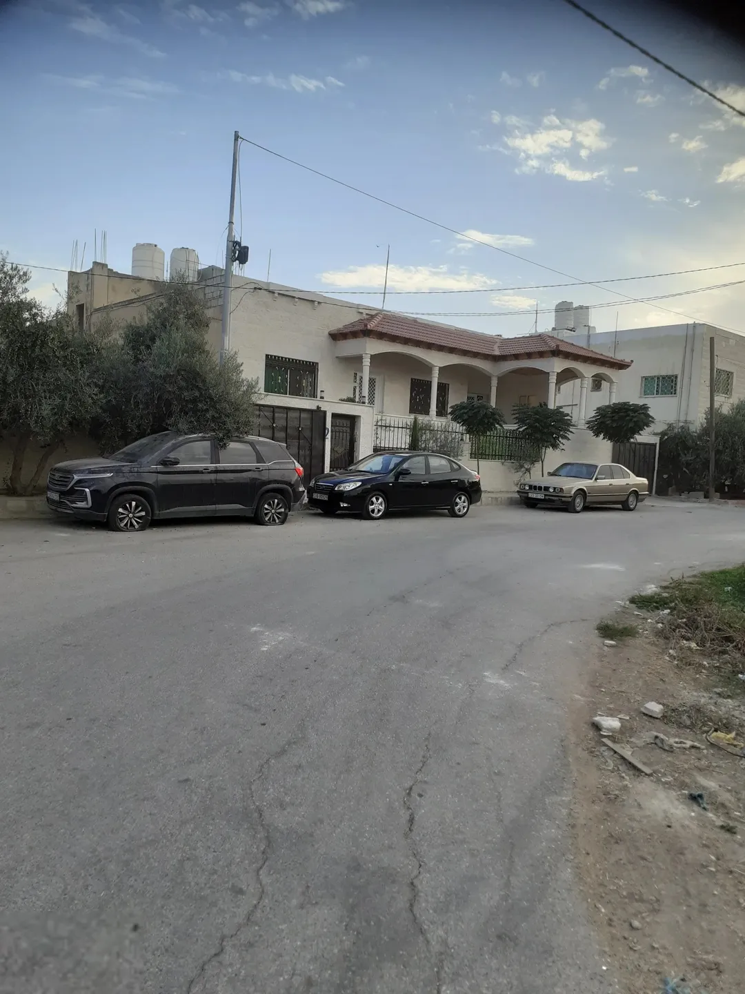 بناية مكونة من تسوية عظم وطابق اول شقتين منفصلات وسطح 300 م حي المقري قرب مطاعم السنبلة