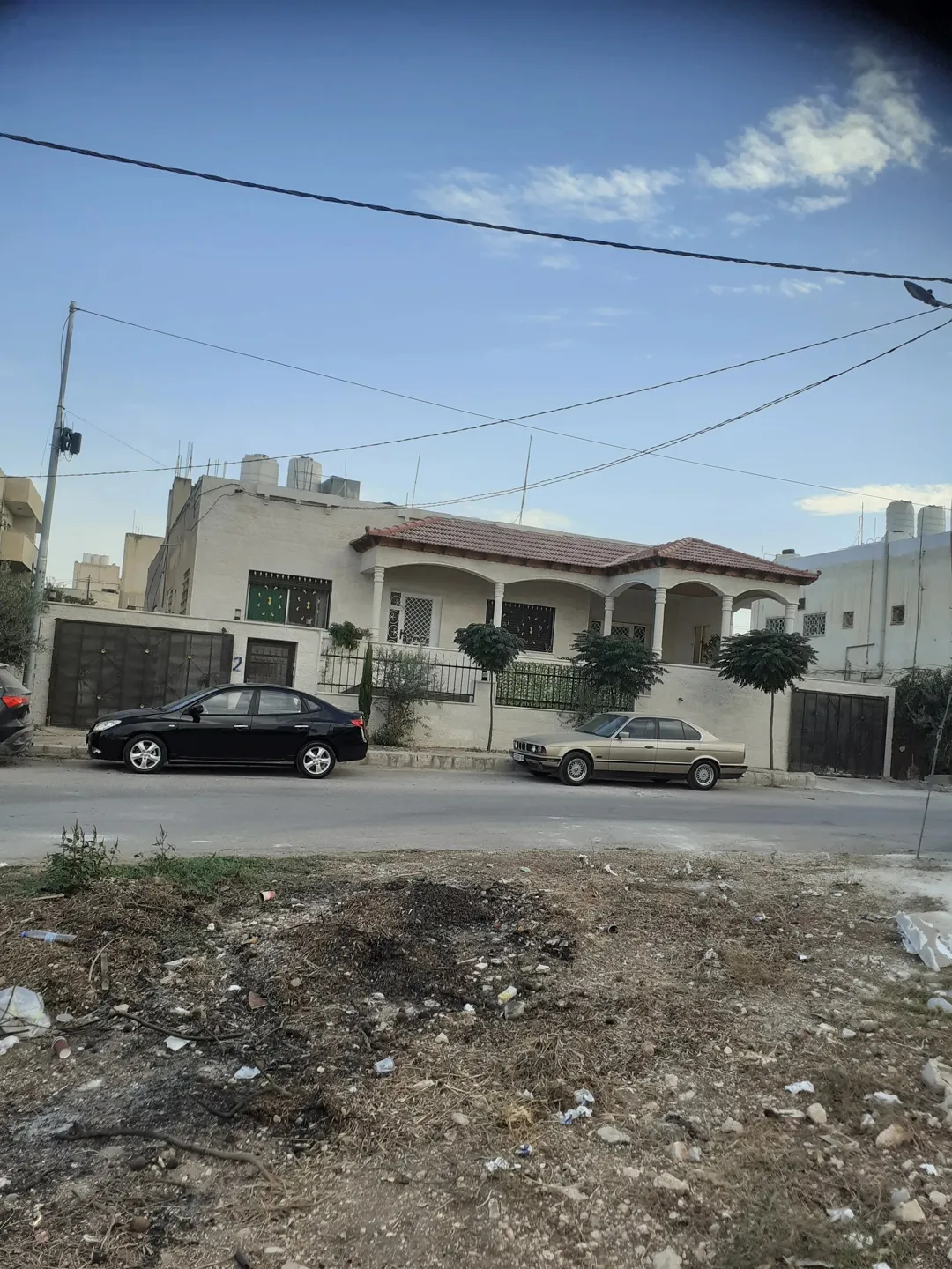 بناية مكونة من تسوية عظم وطابق اول شقتين منفصلات وسطح 300 م حي المقري قرب مطاعم السنبلة