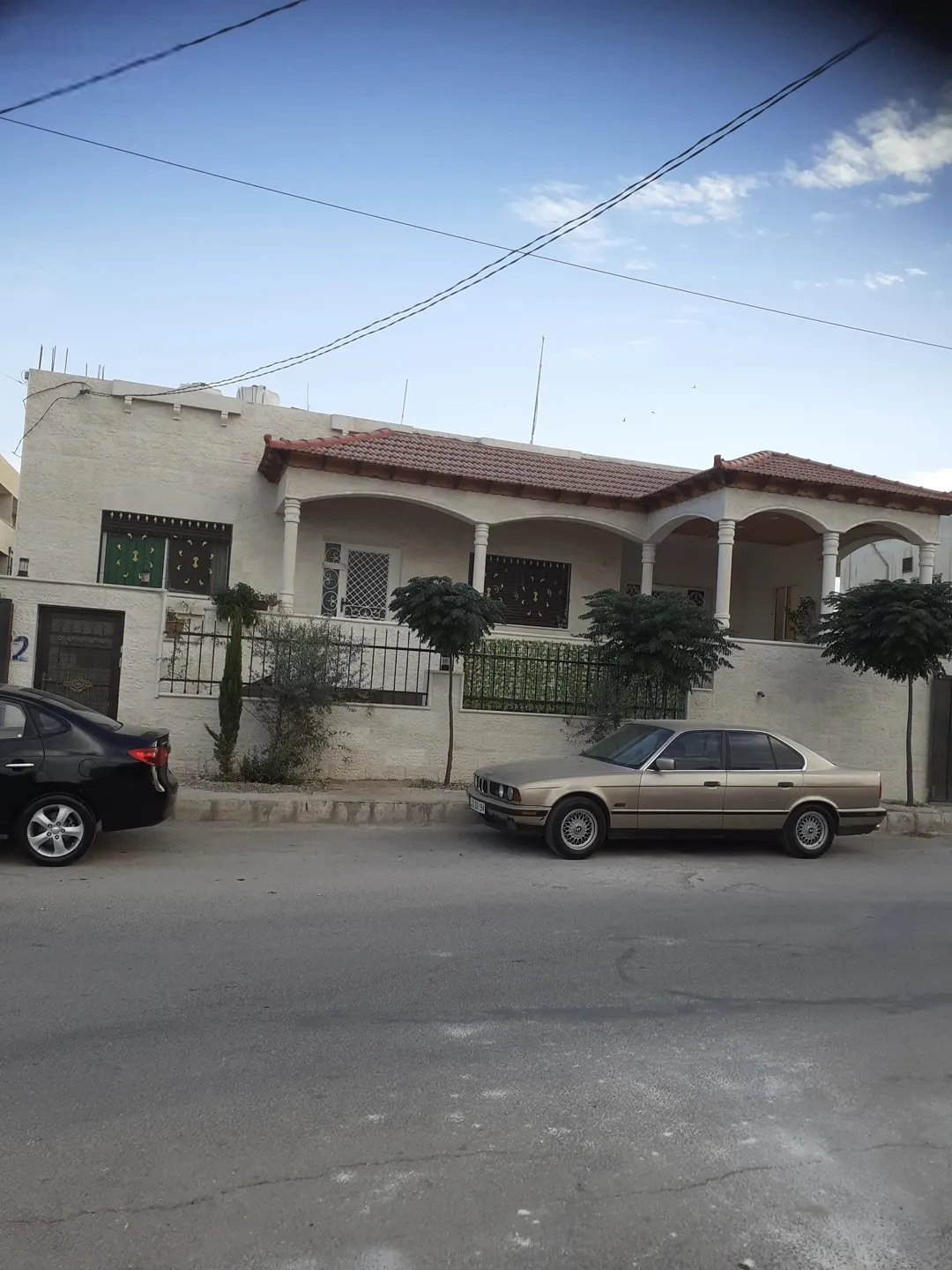 بناية مكونة من تسوية عظم وطابق اول شقتين منفصلات وسطح 300 م حي المقري قرب مطاعم السنبلة