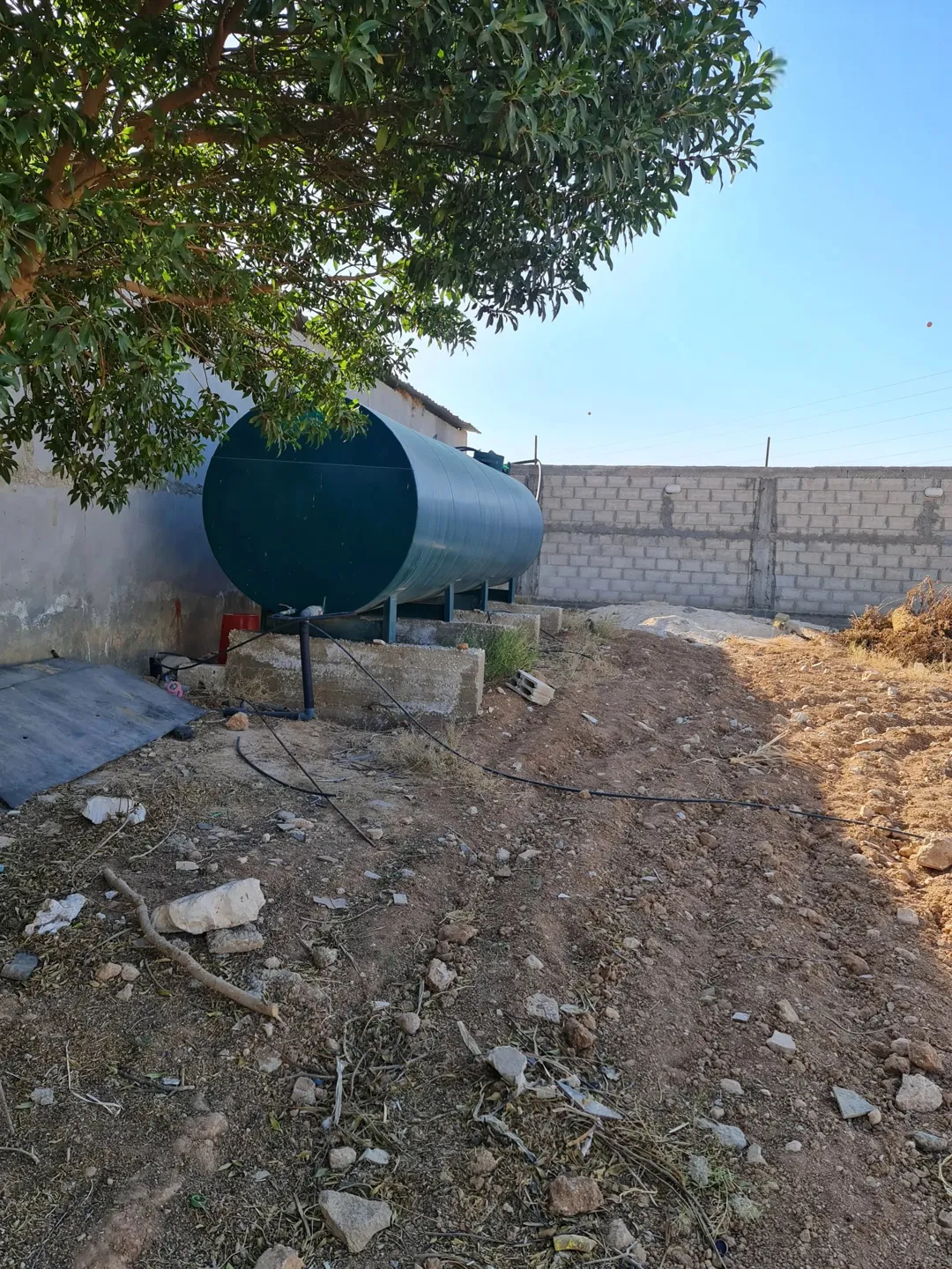 مزرعة في حوارة-مادبا للبيع بسعر مميز تتكون من غرفتين نوم ومطبخ وحمامين وملعب وأرض زراعية