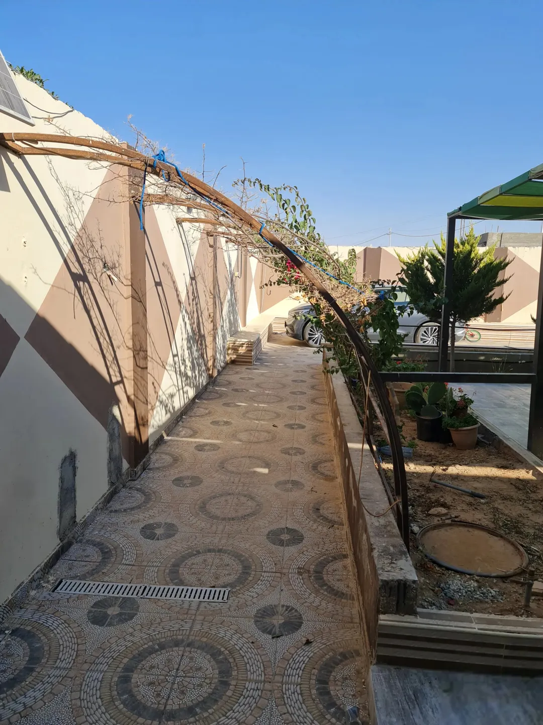 مزرعة في حوارة-مادبا للبيع بسعر مميز تتكون من غرفتين نوم ومطبخ وحمامين وملعب وأرض زراعية