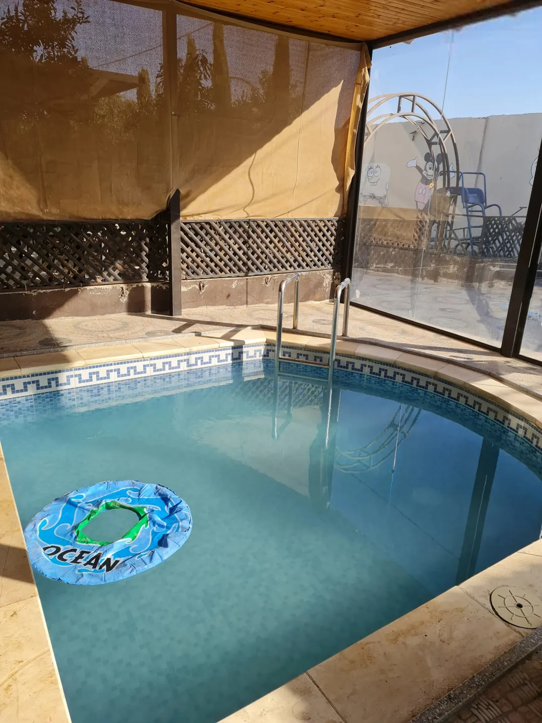 مزرعة في حوارة-مادبا للبيع بسعر مميز تتكون من غرفتين نوم ومطبخ وحمامين وملعب وأرض زراعية