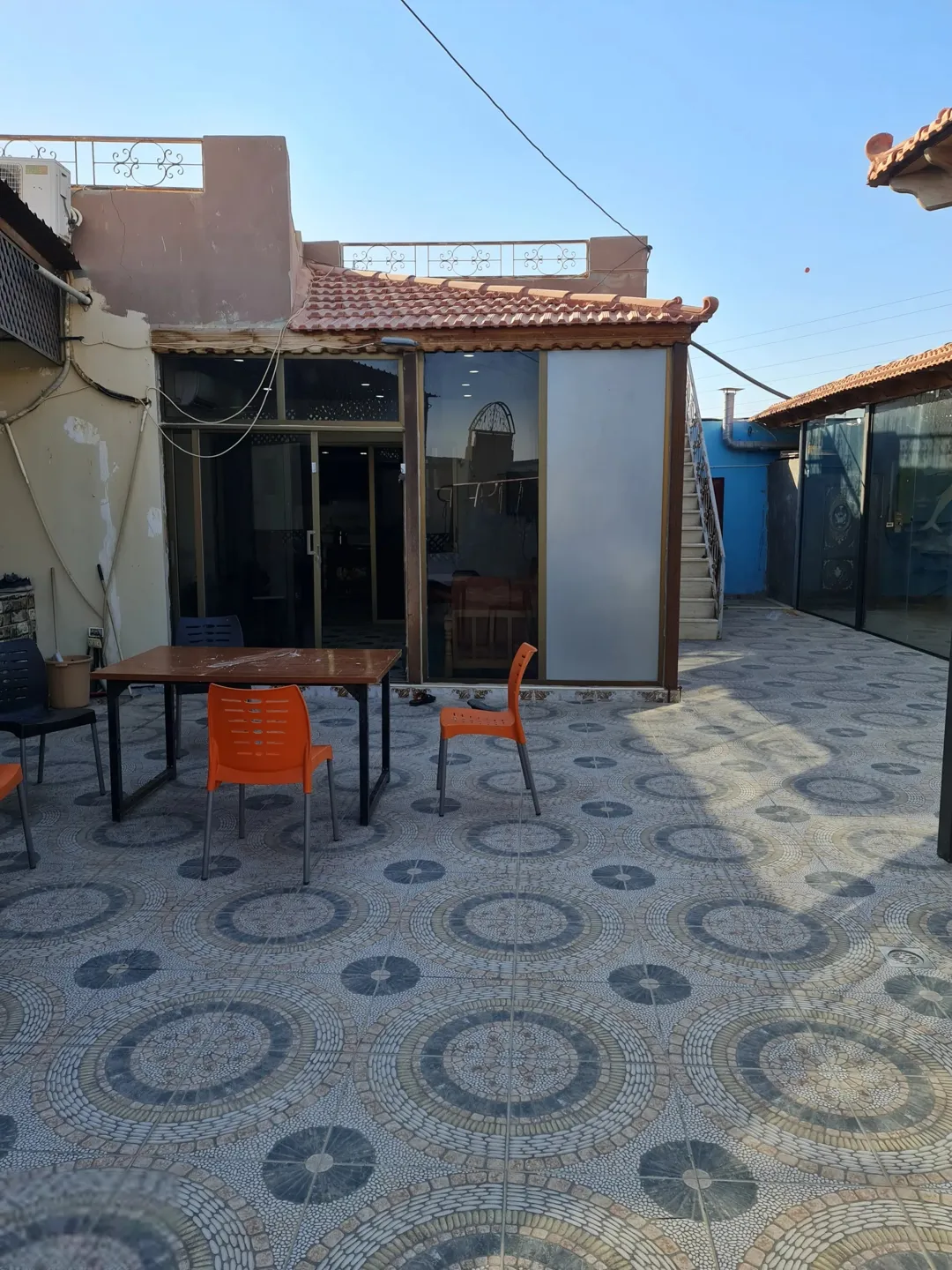 مزرعة في حوارة-مادبا للبيع بسعر مميز تتكون من غرفتين نوم ومطبخ وحمامين وملعب وأرض زراعية