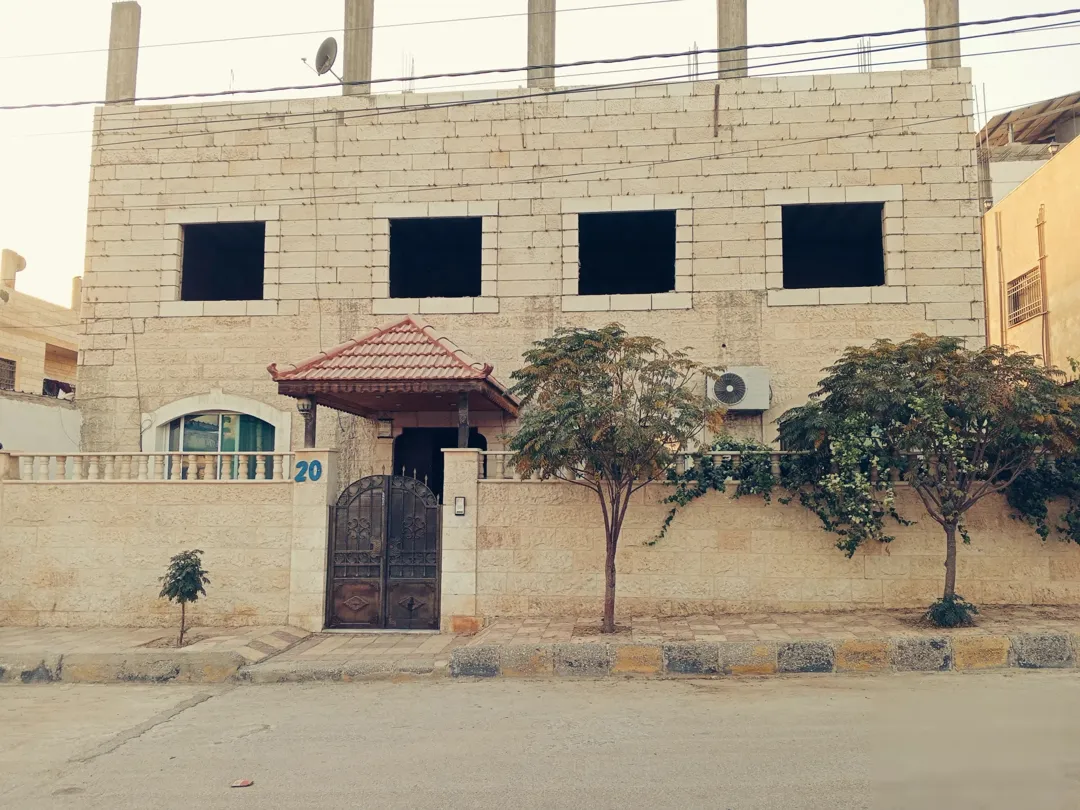 منزل طابقين مفروش بإطلالة مميزة مقابل حديقة فرح بركة الببسي