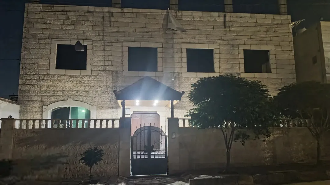 منزل طابقين مفروش بإطلالة مميزة مقابل حديقة فرح بركة الببسي