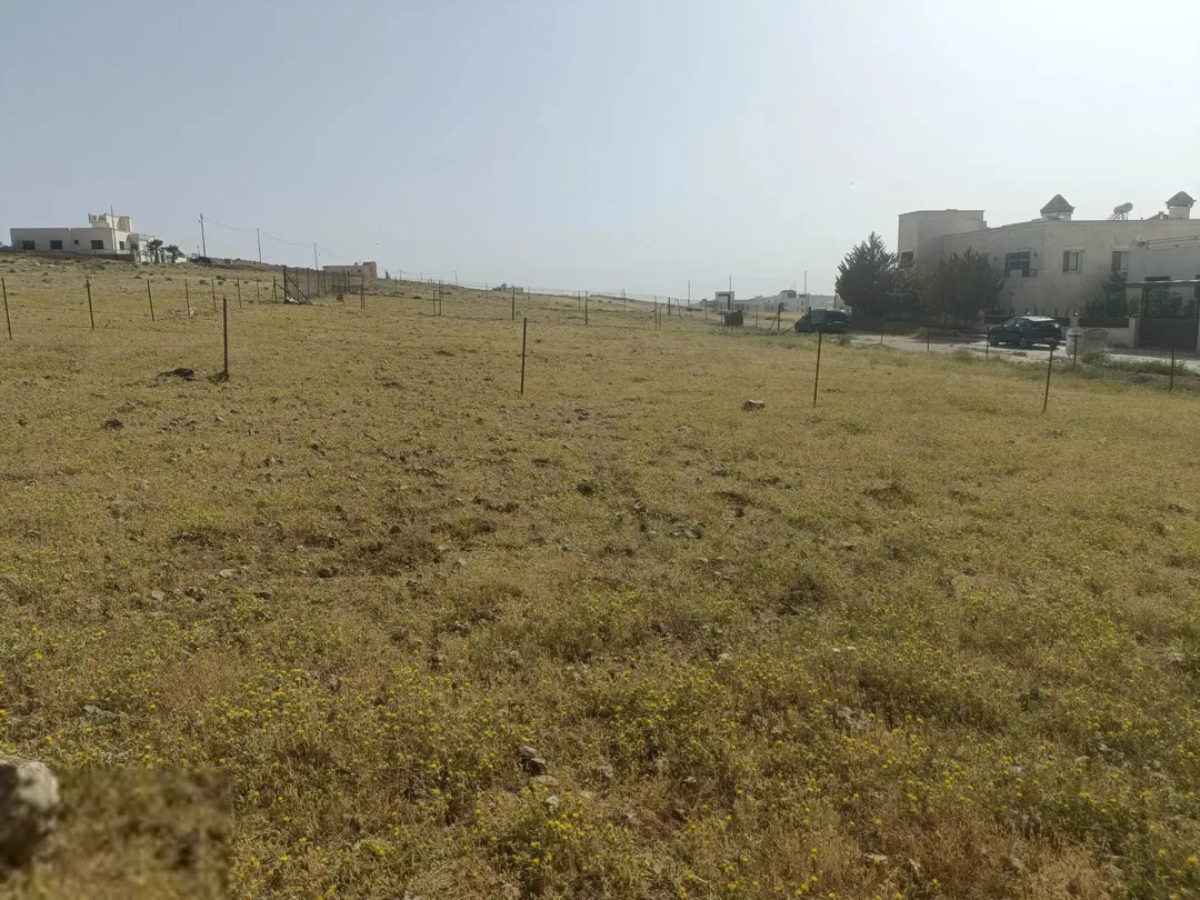 قطعة أرض سكنية مميزة للبيع في الطنيب