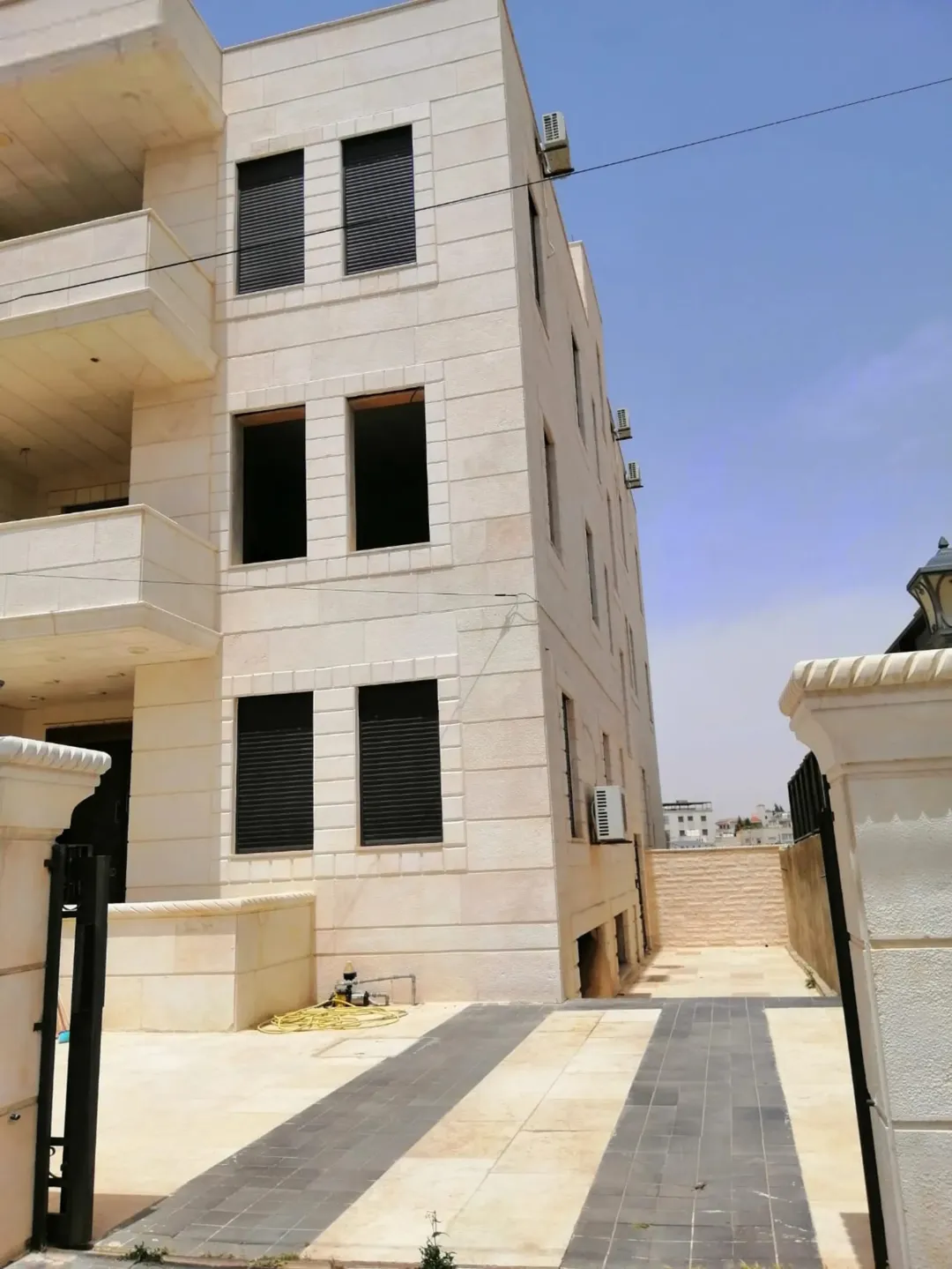 عمارة سكنية فاخرة للبيع في ضاحية الفاروق – عمان
