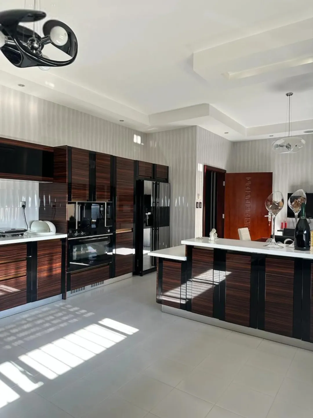 فيلا فاخرة في منطقة الظهير تصميم عصري وإطلالات خلابة