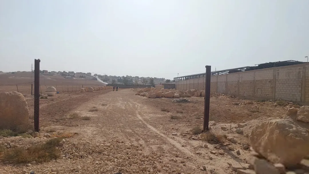 قطعة أرض صناعية مميزة للبيع في منطقة الموقر
