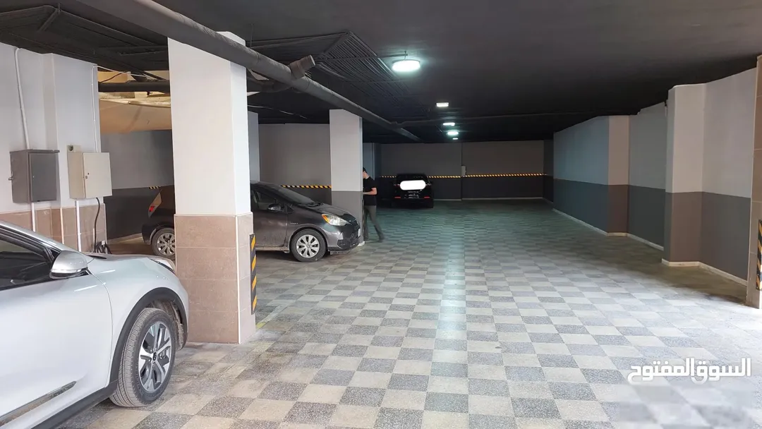 شقة سكنية مجددة مميزة للبيع فوق مجمع الشمال وشركة جت وصالة تكنوفتنس للرياضة