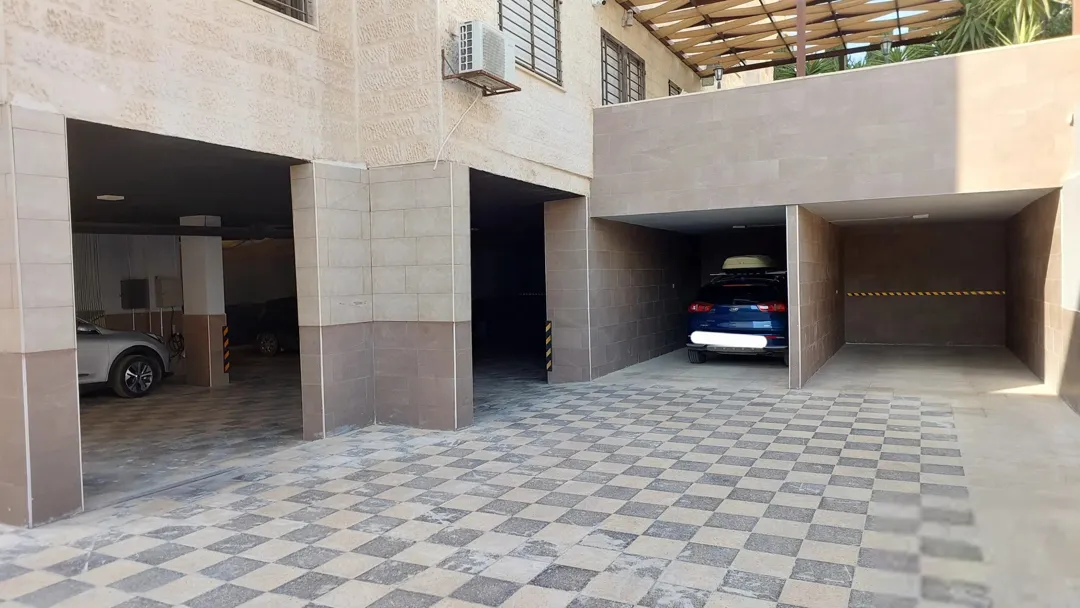 شقة سكنية مجددة مميزة للبيع فوق مجمع الشمال وشركة جت وصالة تكنوفتنس للرياضة