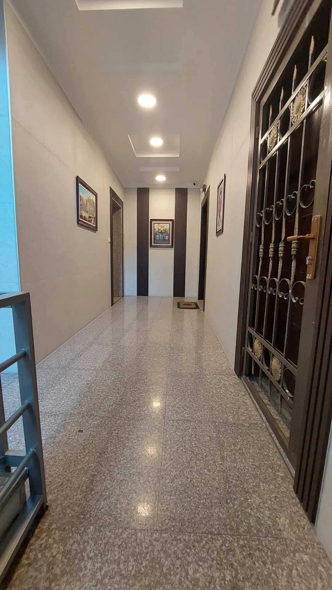 شقة سكنية مجددة مميزة للبيع فوق مجمع الشمال وشركة جت وصالة تكنوفتنس للرياضة