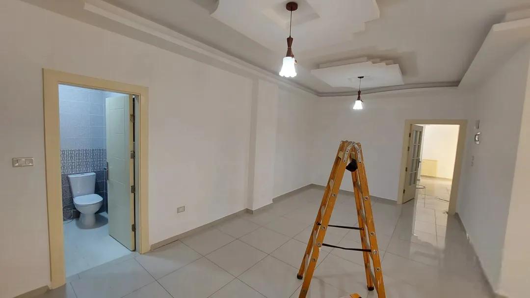 شقة سكنية مجددة مميزة للبيع فوق مجمع الشمال وشركة جت وصالة تكنوفتنس للرياضة