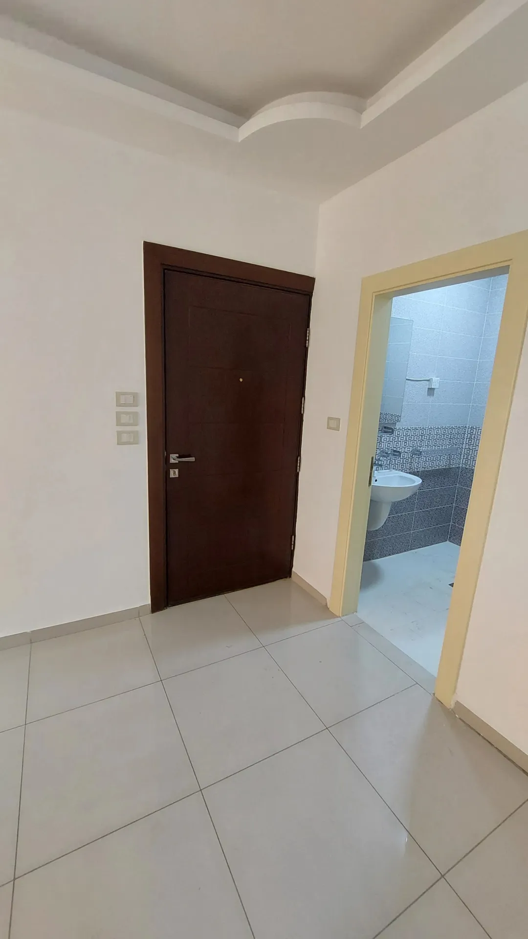 شقة سكنية مجددة مميزة للبيع فوق مجمع الشمال وشركة جت وصالة تكنوفتنس للرياضة