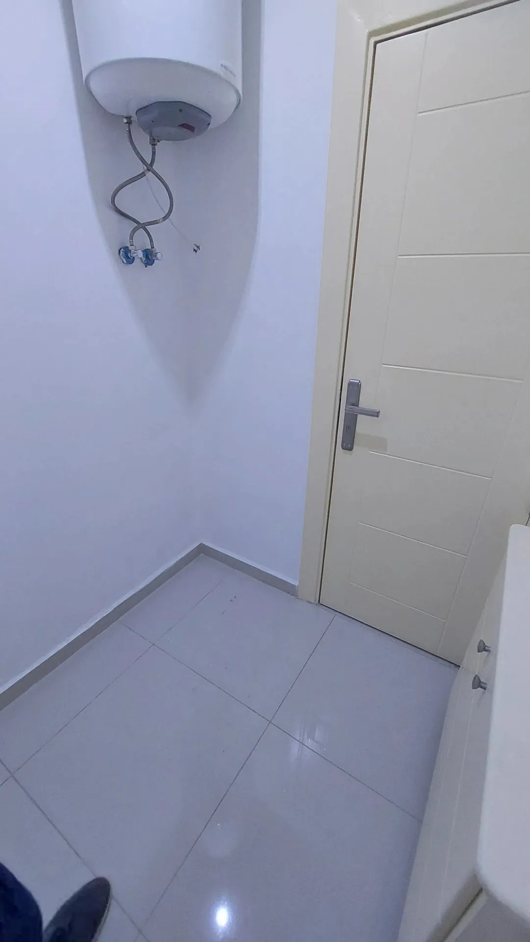 شقة سكنية مجددة مميزة للبيع فوق مجمع الشمال وشركة جت وصالة تكنوفتنس للرياضة