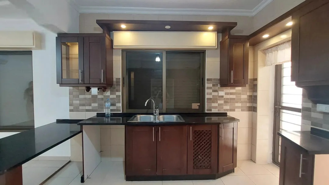 شقة سكنية مجددة مميزة للبيع فوق مجمع الشمال وشركة جت وصالة تكنوفتنس للرياضة