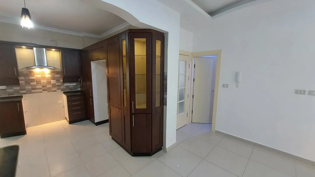 شقة سكنية مجددة مميزة للبيع فوق مجمع الشمال وشركة جت وصالة تكنوفتنس للرياضة