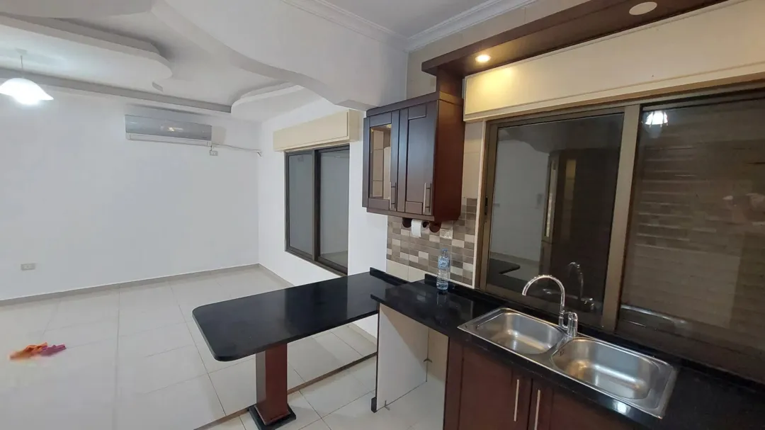 شقة سكنية مجددة مميزة للبيع فوق مجمع الشمال وشركة جت وصالة تكنوفتنس للرياضة
