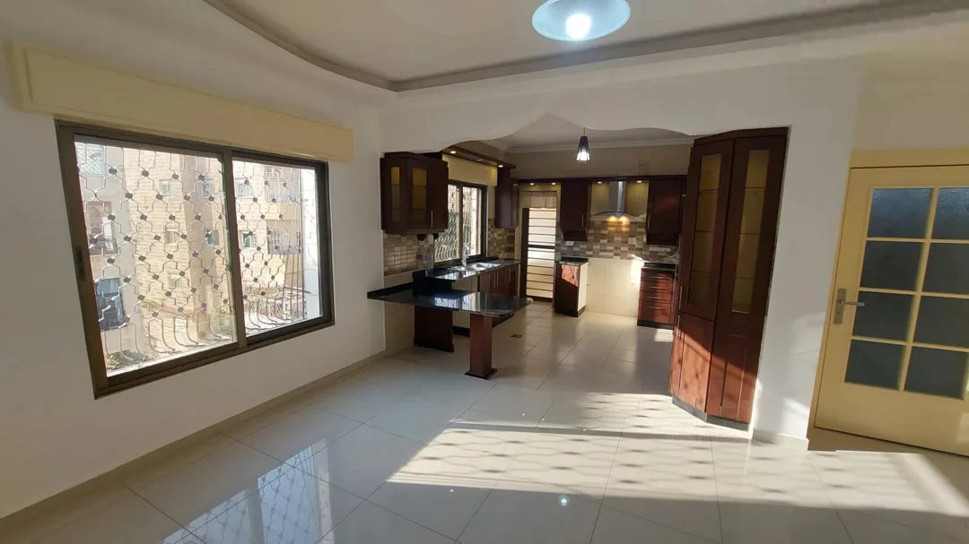 شقة سكنية مجددة مميزة للبيع فوق مجمع الشمال وشركة جت وصالة تكنوفتنس للرياضة