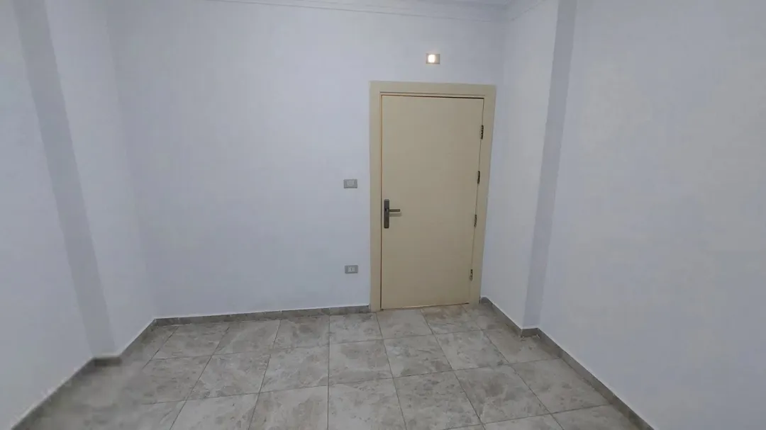 شقة سكنية مجددة مميزة للبيع فوق مجمع الشمال وشركة جت وصالة تكنوفتنس للرياضة
