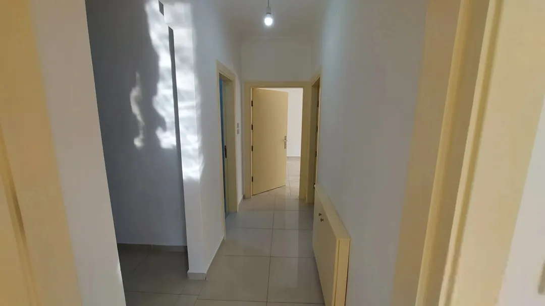 شقة سكنية مجددة مميزة للبيع فوق مجمع الشمال وشركة جت وصالة تكنوفتنس للرياضة