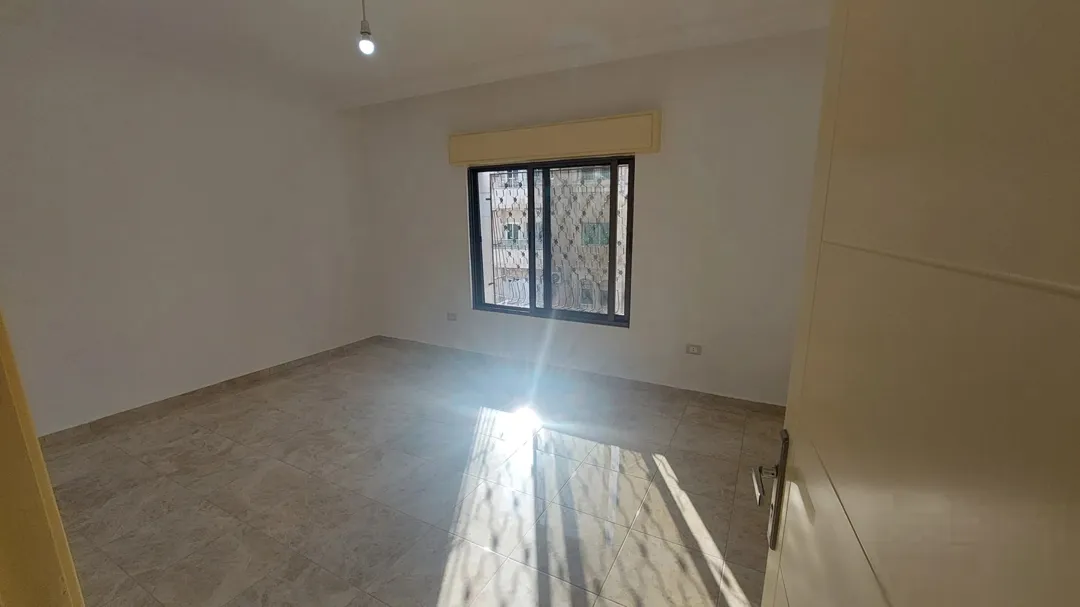 شقة سكنية مجددة مميزة للبيع فوق مجمع الشمال وشركة جت وصالة تكنوفتنس للرياضة