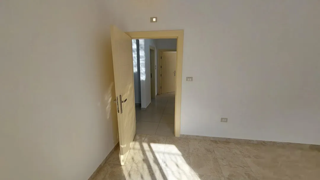 شقة سكنية مجددة مميزة للبيع فوق مجمع الشمال وشركة جت وصالة تكنوفتنس للرياضة