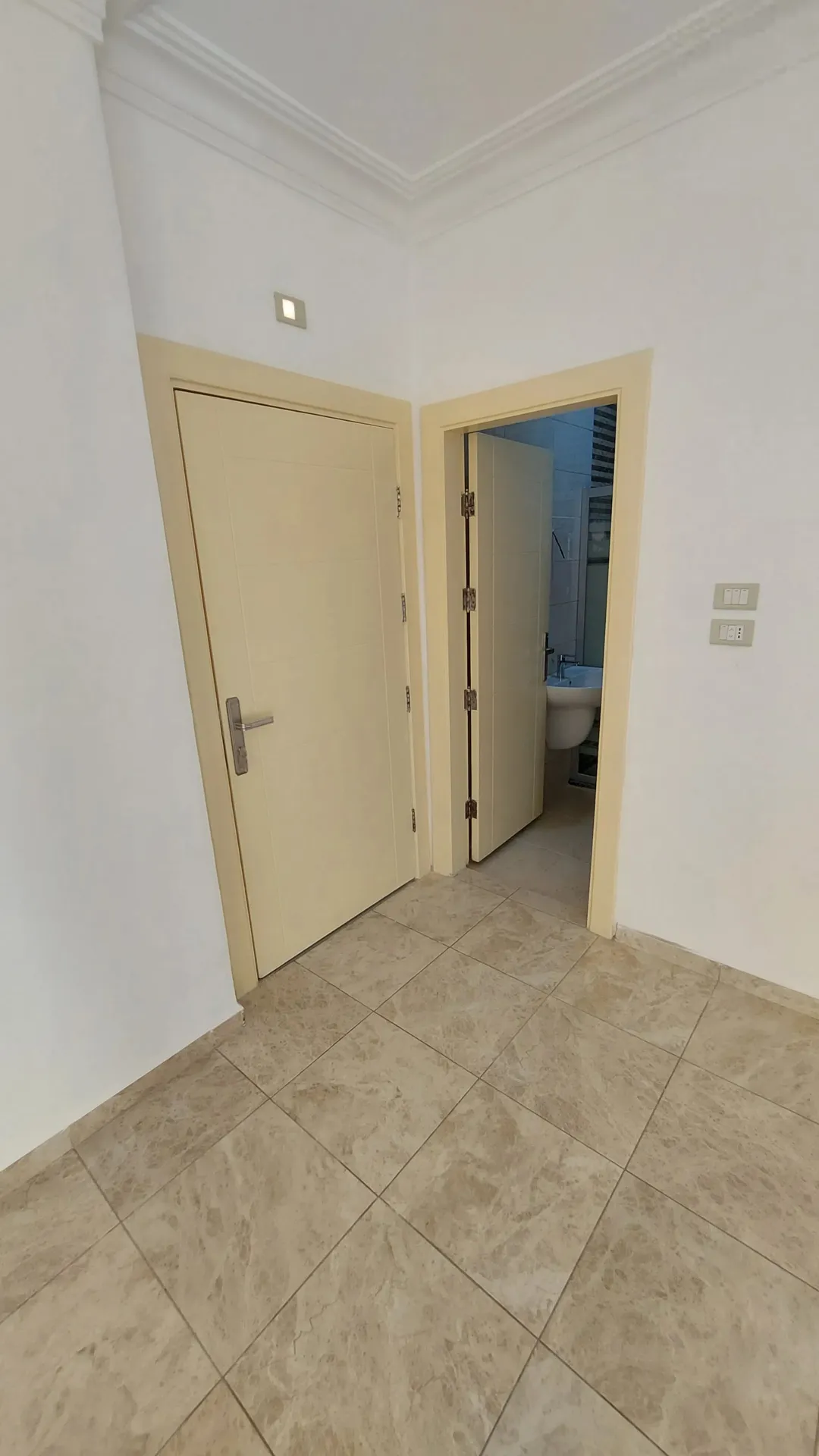 شقة سكنية مجددة مميزة للبيع فوق مجمع الشمال وشركة جت وصالة تكنوفتنس للرياضة