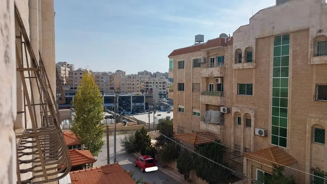 شقة سكنية مجددة مميزة للبيع فوق مجمع الشمال وشركة جت وصالة تكنوفتنس للرياضة