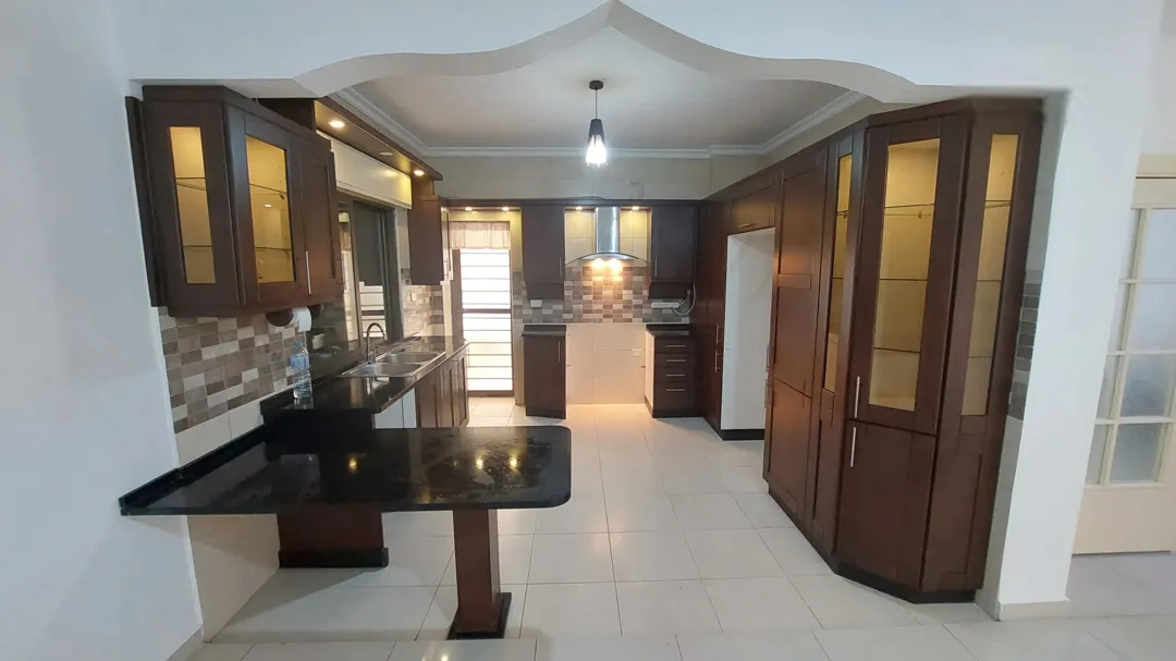 شقة سكنية مجددة مميزة للبيع فوق مجمع الشمال وشركة جت وصالة تكنوفتنس للرياضة