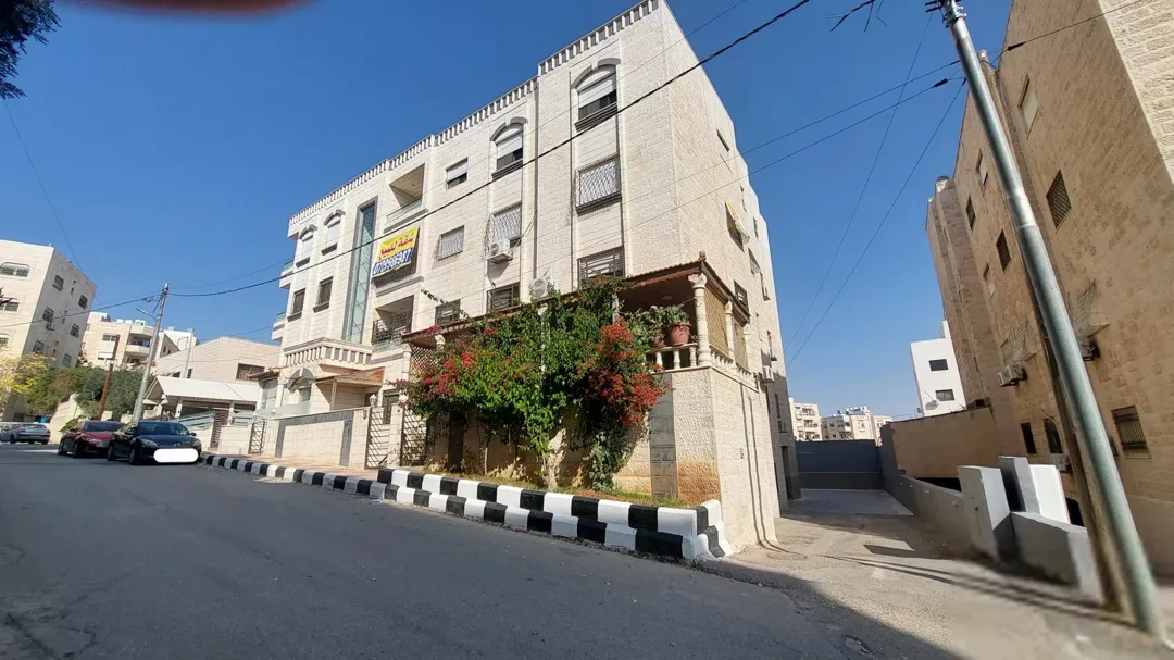 شقة سكنية مجددة مميزة للبيع فوق مجمع الشمال وشركة جت وصالة تكنوفتنس للرياضة