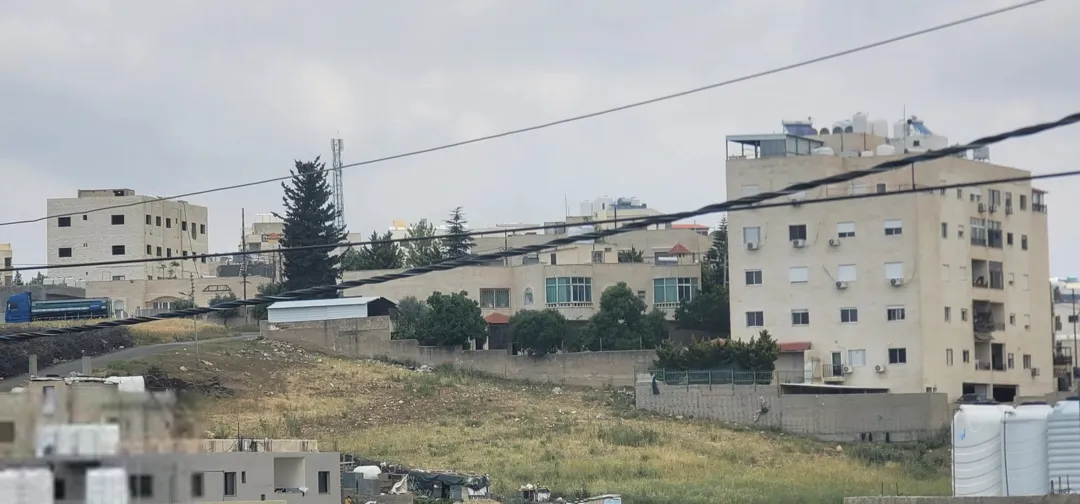 أرض مطلة في أبو السوس قرب جامعة ولي العهد
