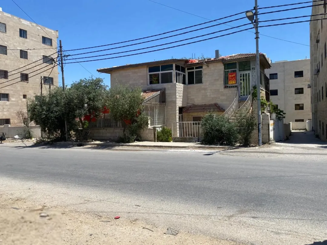 قطعة أرض مميزة للبيع في إيدون – إربد على شارعين
