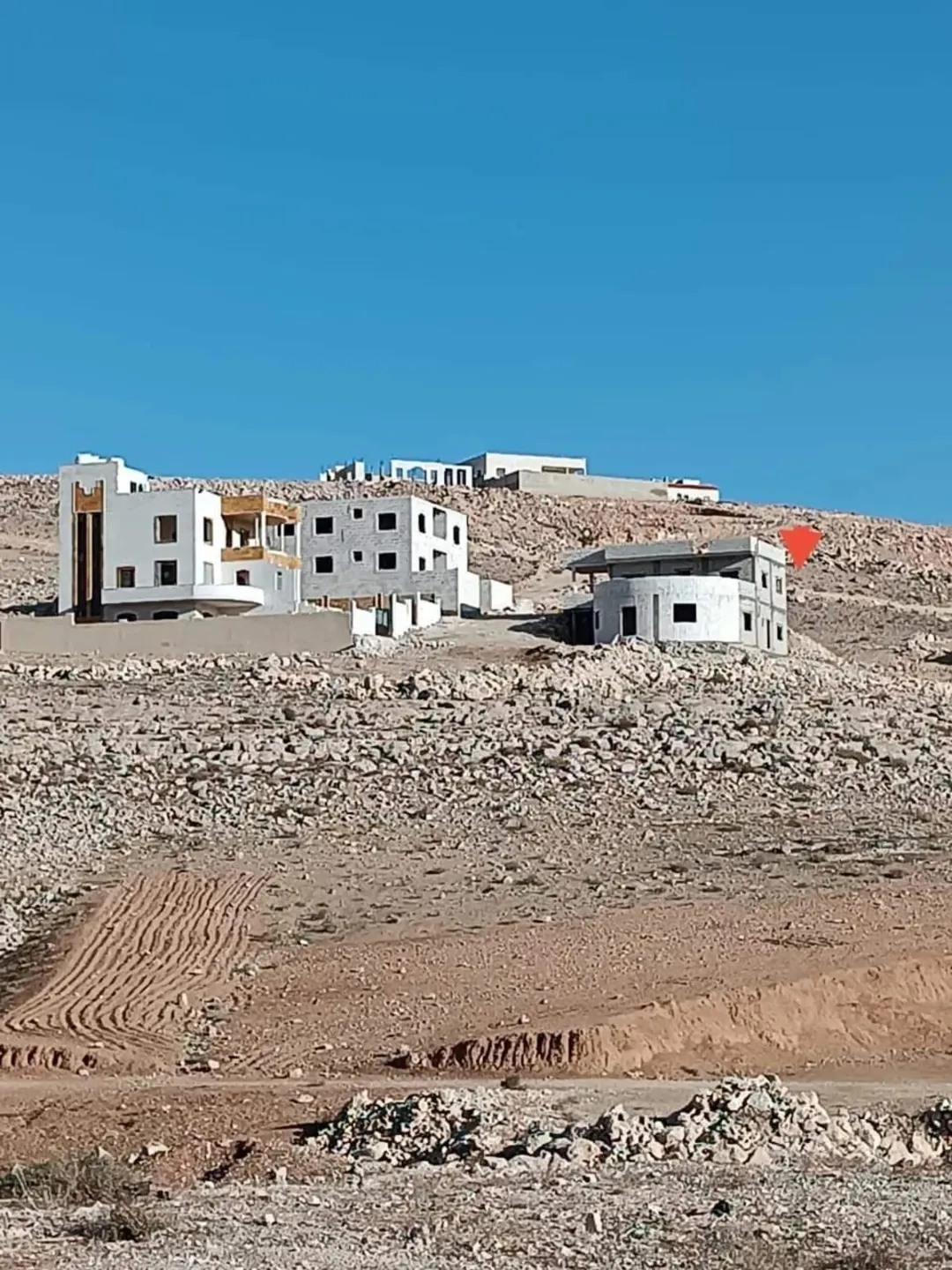 أرض سكنية للبيع في وادي العش – شارع المية