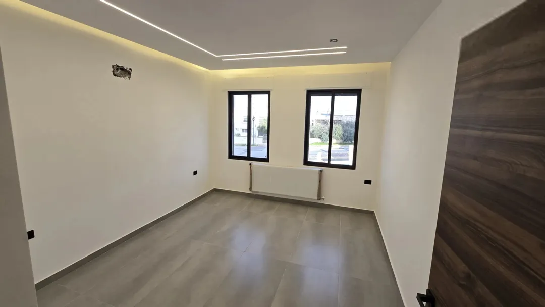 اخر شقة طابق اول طريق المطار جنب مديرية الأمن العام