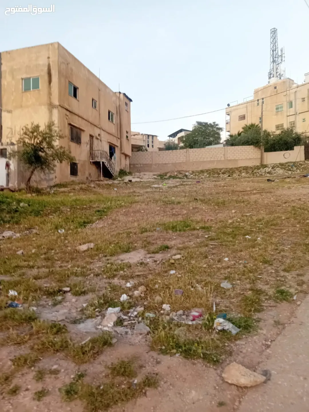 بيت مستقل مكون من ثلاث طوابق